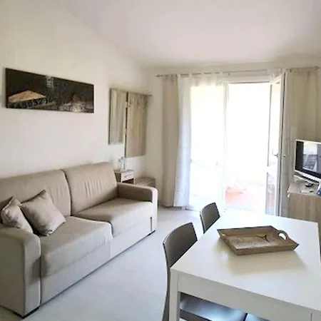 With 2 Bedrooms In With Furnished Balcony And Wifi 2 Km From The Beach Apartment *