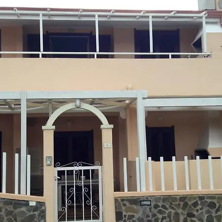 With 2 Bedrooms In With Furnished Balcony And Wifi 2 Km From The Beach Apartment
